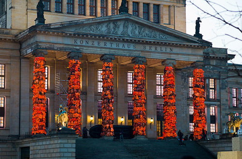 L-installazione-gigante-di-Ai-Weiwei-per-i-rifugiati-a-Berlino_image_ini_620x465_downonly
