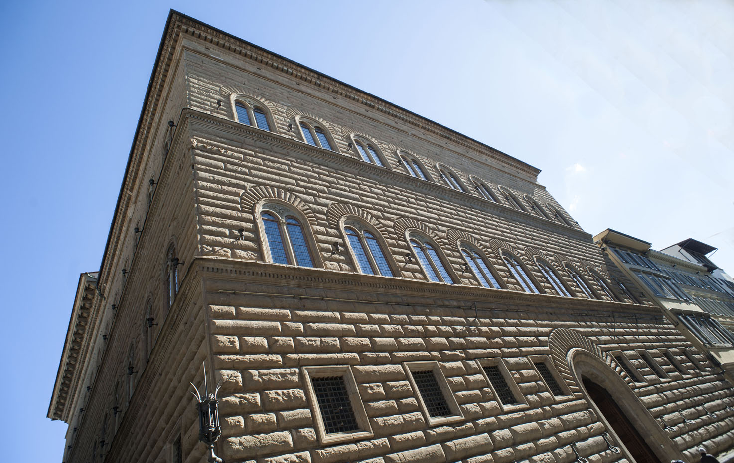 Palazzo Strozzi con veduta d'angolo lato via Tornabuoni