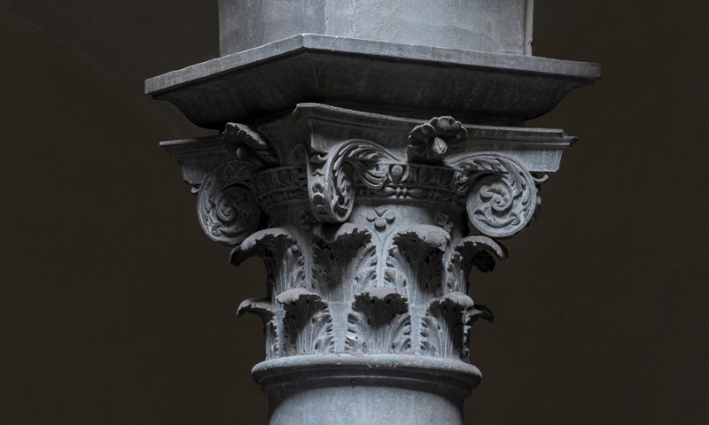 Dettaglio di capitello corinzio con motivi fogliacei nel cortile di Palazzo Strozzi a Firenze