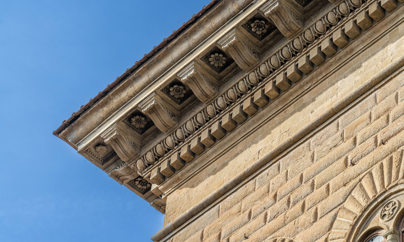 Dettaglio del cornicione con mensoloni e decorazioni della facciata di Palazzo Strozzi a Firenze