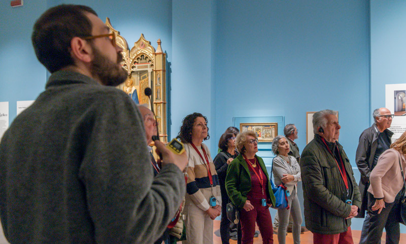 Visita guidata a Palazzo Strozzi con gruppo di adulti in sala espositiva durante la spiegazione della guida