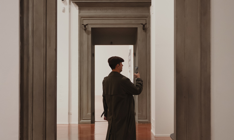 Visitatori nelle sale di Palazzo Strozzi durante una visita privata